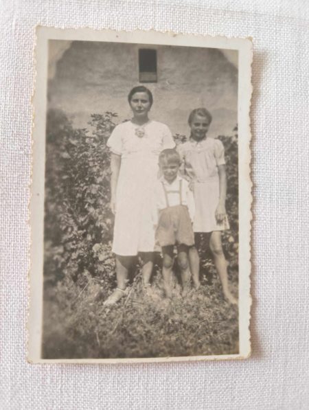 Od lewej: Floriana Zaparucha zd. Cieślicka, Basia i Edward Zaparuchowie, Kamionek w czasie wojny; z archiwum prywatnego Barbary Ciejek.